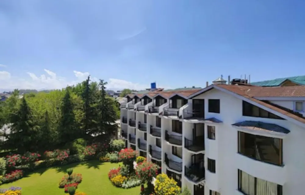 Paradise Hotel About image-2